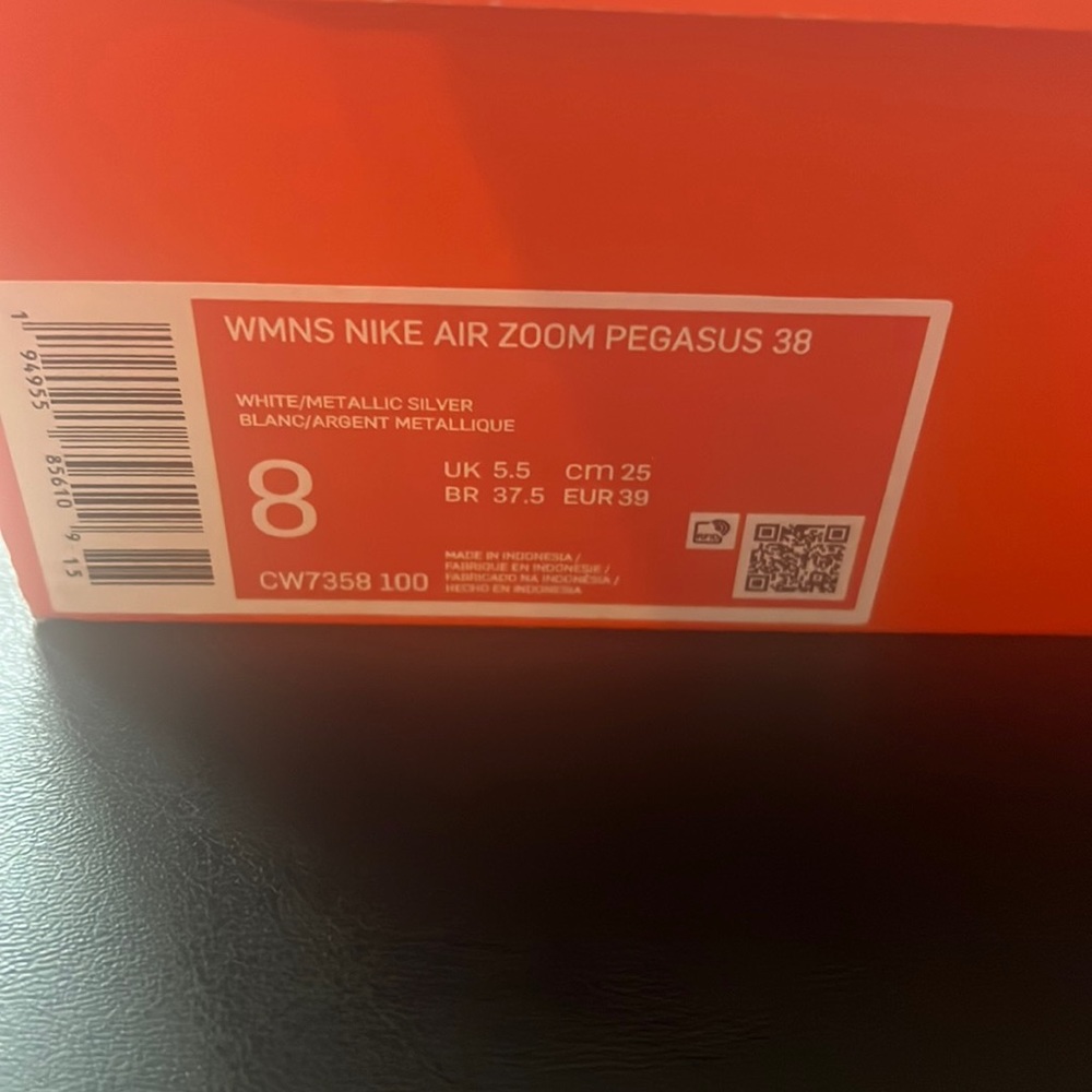 NIB Nike Air Zoom Pegasus 38, Size 8